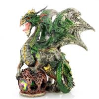 Grüner Drache auf Leuchtkugel mit Edelstein