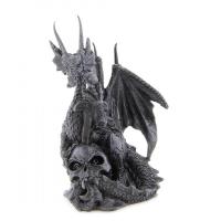 Drache steckt Schwert in Dämon